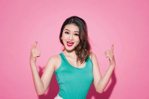 Veselá Asijská Dívka Profesionální Make Stylový Účes Růžovém Pozadí — Stock fotografie