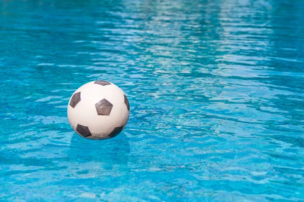 Piłka Nożna Pływająca Basenie — Zdjęcie stockowe