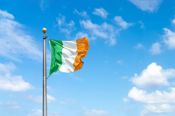 Tricolore Irlandese Che Vola Pieno Sole Contro Cielo Blu — Foto Stock