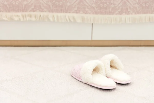 床カーペットの上のピンクの居心地の良いニットスリッパ — ストック写真