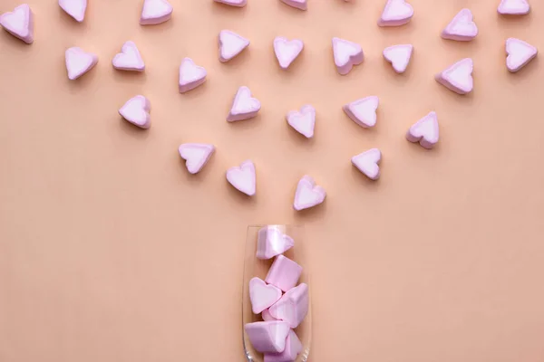 Walentynki Szklanka Dużą Ilością Cukierków Serca Pianki — Zdjęcie stockowe