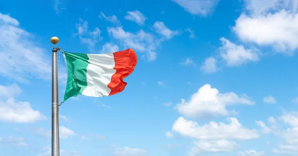 Флаг Италии Над Голубым Небом Облаками — стоковое фото