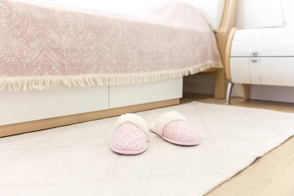 Schlafzimmer Modernen Stil Mit Rosa Kuscheligen Weichen Hausschuhen Auf Dem — Stockfoto