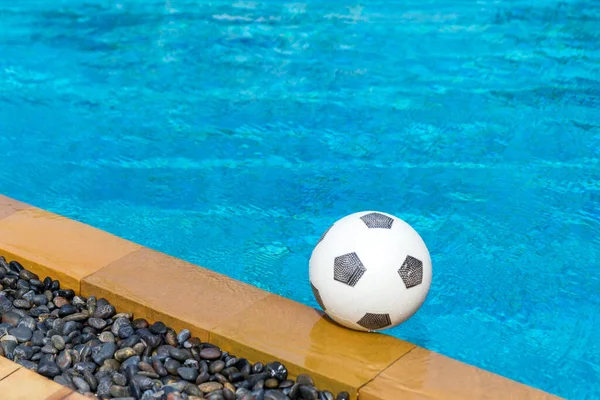 Fotbalový Míč Plovoucí Bazénu — Stock fotografie