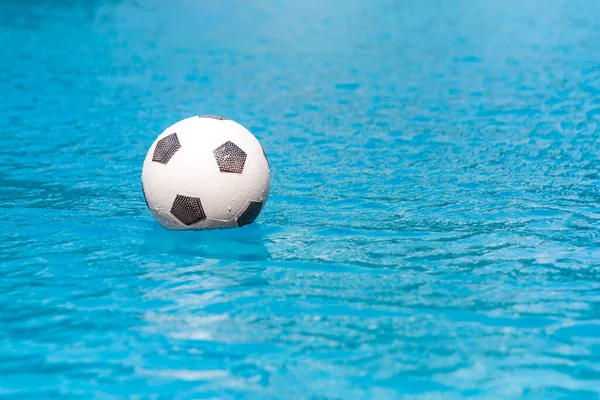 スイミングプールに浮かぶサッカーボール — ストック写真