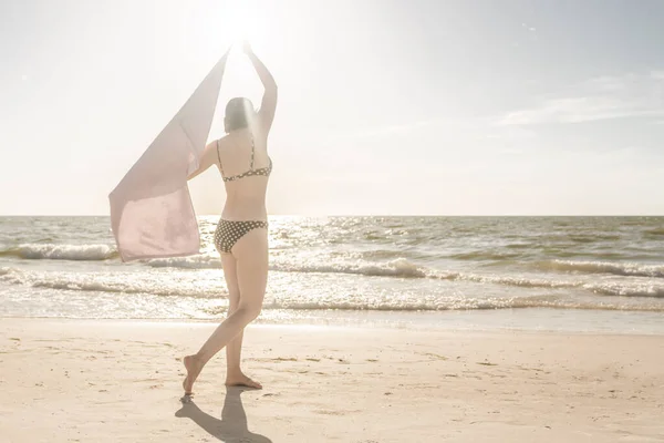 Kobieta Stojąca Ręcznikiem Plaży Oceanem Tle — Zdjęcie stockowe