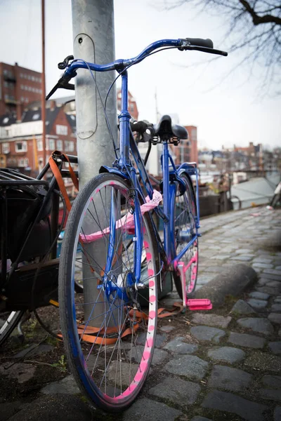 Bicicleta Estacionada Cidade — Fotografia de Stock