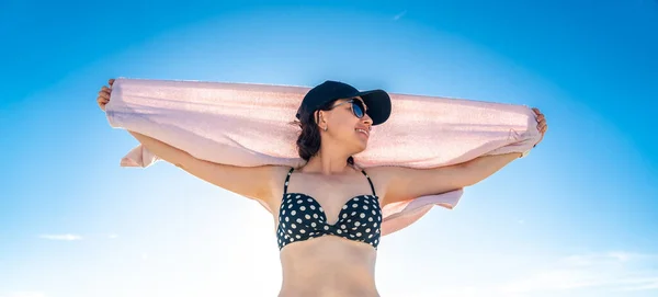 Mujer Pie Con Toalla Playa Con Océano Fondo — Foto de Stock