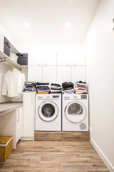 Çamaşır Odasında Yığınla Temiz Giysi Var — Stok fotoğraf