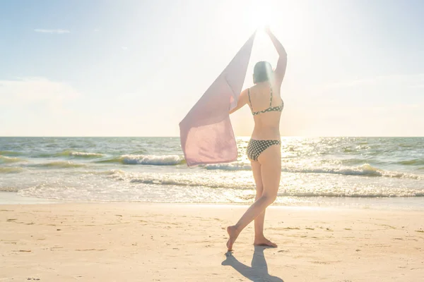 Donna Piedi Con Asciugamano Sulla Spiaggia Con Oceano Sullo Sfondo — Foto Stock
