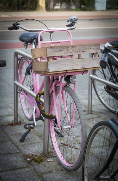 Fahrrad Der Stadt Abgestellt — Stockfoto