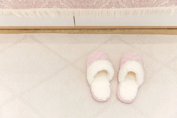 Rosa Kuschelige Gestrickte Hausschuhe Auf Dem Teppich — Stockfoto