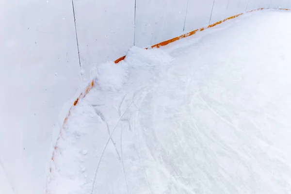 冰原背景 有滑冰和曲棍球的痕迹 有许多划痕的溜冰场的蓝色纹理 — 图库照片