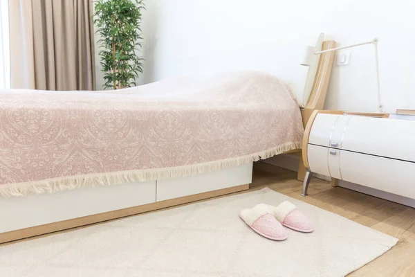 现代风格的卧室 地板上有粉色舒适柔软的拖鞋 — 图库照片