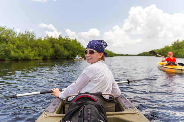 Tourist Kayaking Mangrove Forest Everglades Florida Usa — Stock Photo, Image