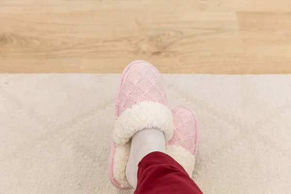 Crossed Legs Wearing Pink Knitted Slippers — Stock Photo, Image