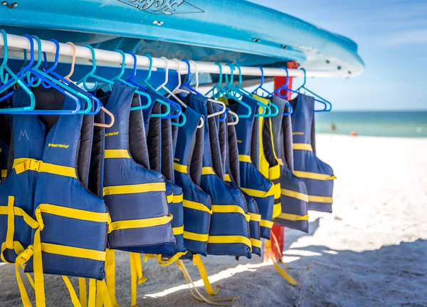 Pete Beach フロリダ州 アメリカ 2014年9月3日 フロリダ州のSt Peteビーチでのライフジャケットとボート 2014年9月 アメリカ — ストック写真
