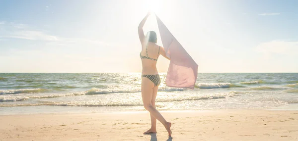 Frau Mit Handtuch Strand Mit Ozean Hintergrund — Stockfoto