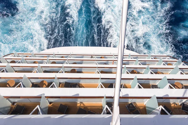 Balkony Statku Wycieczkowym Pokłady Czuwaniem Lub Szlakiem Powierzchni Oceanu — Zdjęcie stockowe