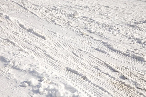 雪のタイヤトラック閉じる — ストック写真