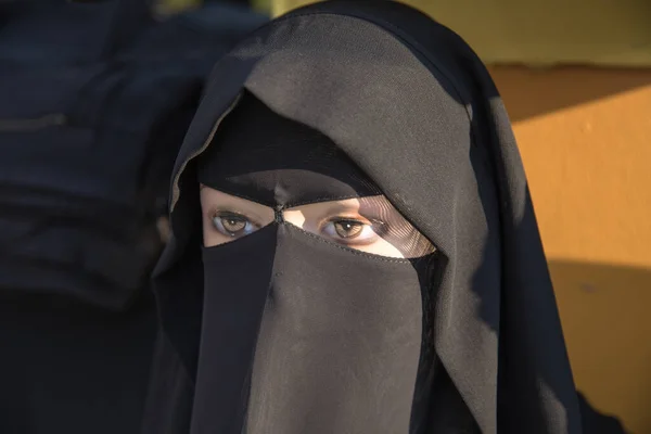 Müslüman Geleneksel Siyah Giysili Manken — Stok fotoğraf