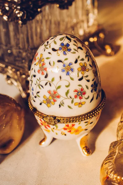ディスプレイ上の装飾された卵形セラミック容器 — ストック写真
