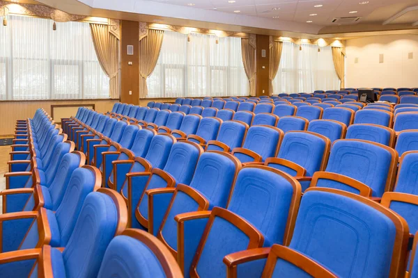 蓝色座位的会议大厅 — 图库照片