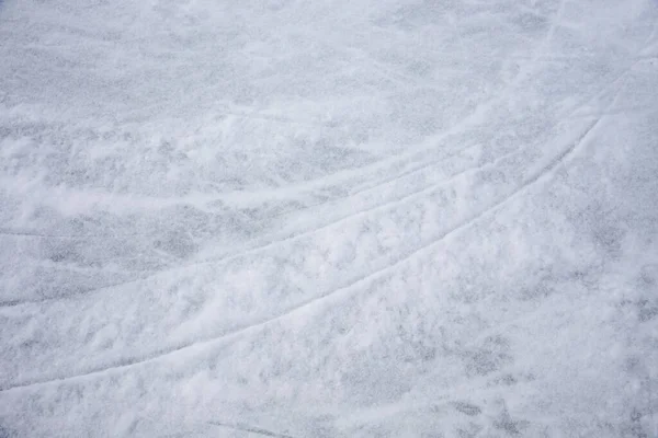 スケートやホッケーのマークと氷の背景 多くの傷を持つリンク表面の青の質感 — ストック写真