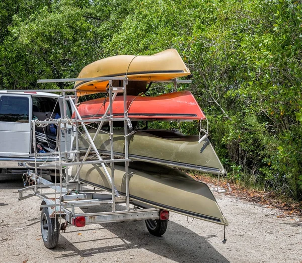 Minivan Four Kayaks Trailer — Stock Photo, Image