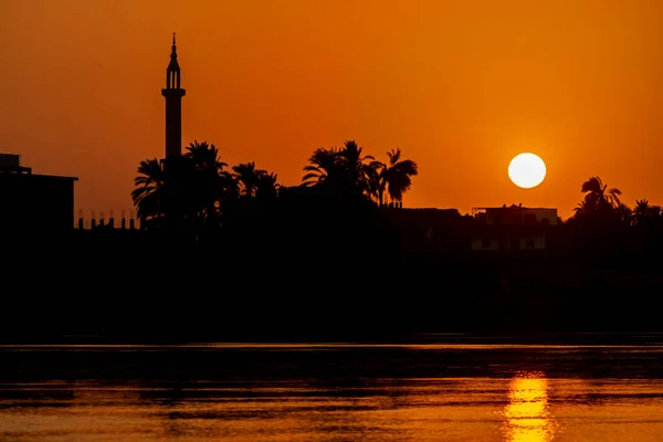 Widok Dużą Rzekę Zachodzie Słońca Minaretem — Zdjęcie stockowe