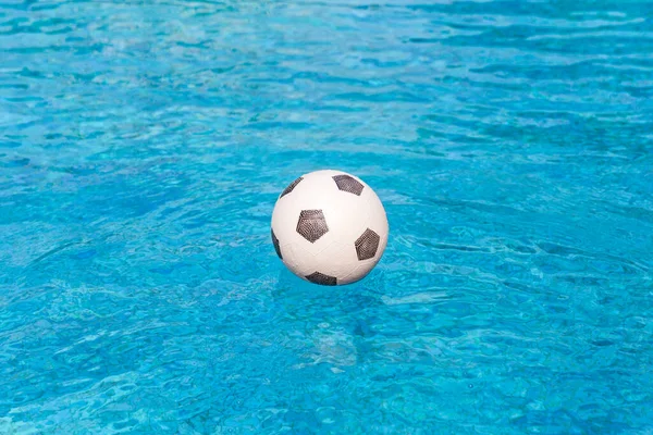 Yüzme Havuzunda Yüzen Futbol Topu — Stok fotoğraf