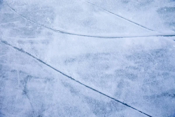 冰原背景 有滑冰和曲棍球的痕迹 有许多划痕的溜冰场的蓝色纹理 — 图库照片