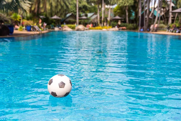 スイミングプールに浮かぶサッカーボール — ストック写真
