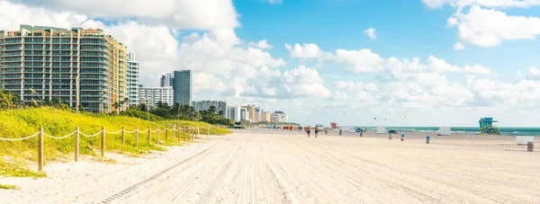 Wide South Beach Miami Florida Med Gräs Och Byggnader — Stockfoto