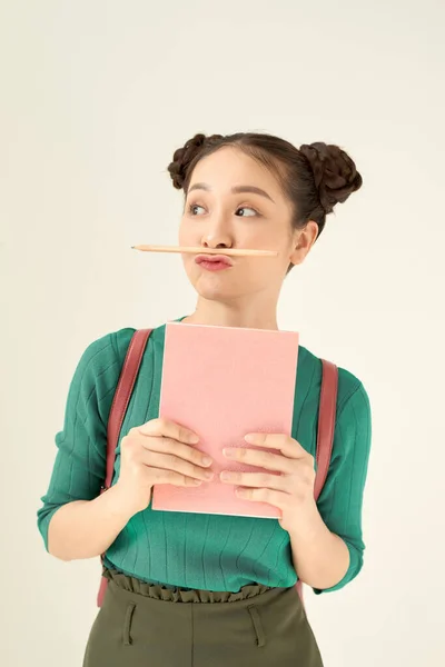 Młody Nastolatek Student Panikując Trzymając Jej Ołówek Między Nos Usta — Zdjęcie stockowe