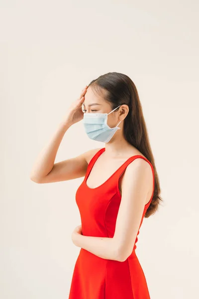 アジアの女性は白い背景のウイルスから病気や頭痛を保護するためにマスクを着用 — ストック写真