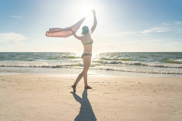 Kobieta Stojąca Ręcznikiem Plaży Oceanem Tle — Zdjęcie stockowe