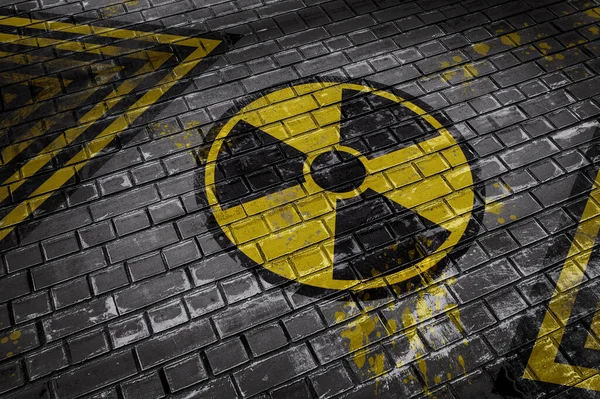 Tuğla Duvara Uygulanan Radyoaktif Tehlike Işareti — Stok fotoğraf