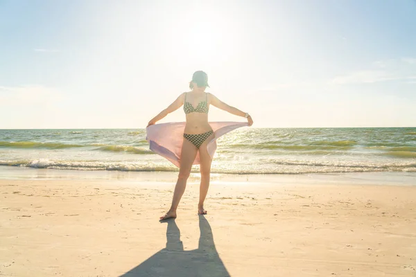 Woman Standing Towel Beach Ocean Background — ストック写真
