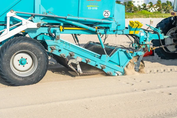 Miami Usa September 2019 Tractor Cleaning Sand South Beach Miami — Stock Photo, Image