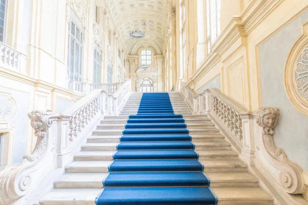 欧洲最美丽的巴洛克楼梯位于意大利都灵的马达马宫 Palazzo Madama 有豪华弹珠 窗户和走廊的内部 — 图库照片