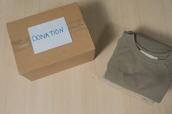 Kavramı Bağış Yeniden Geri Dönüşüm Için Kutuda Giysi — Stok fotoğraf