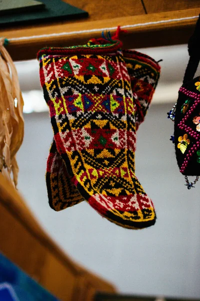 トルコ式伝統的な手編みの靴下が展示されています — ストック写真