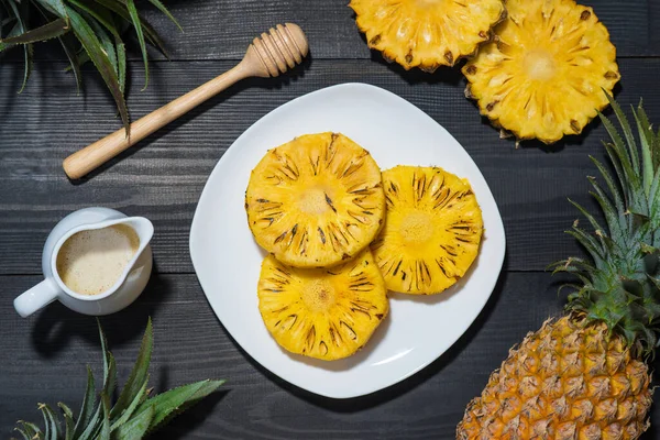 Gegrillte Ananas Auf Einem Schwarzen Holztisch — Stockfoto
