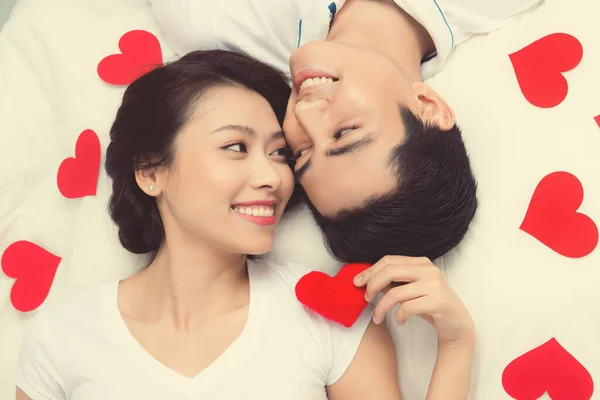 两个亚洲情人在爱情故事开始时在一起玩乐 — 图库照片