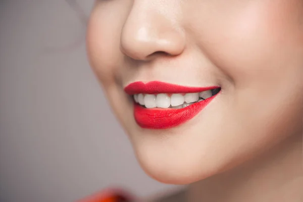 赤いセクシーな唇のクローズ アップ 概念を確認します 美しい完璧な唇 — ストック写真
