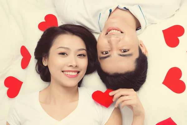两个亚洲情人在爱情故事开始时在一起玩乐 — 图库照片