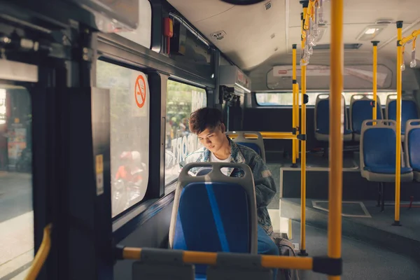 Jovem Sentado Ônibus Cidade Lendo Livro — Fotografia de Stock