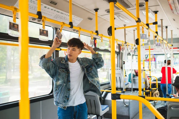 Asiatiska Man Tar Kollektivtrafik Står Inne Bussen — Stockfoto