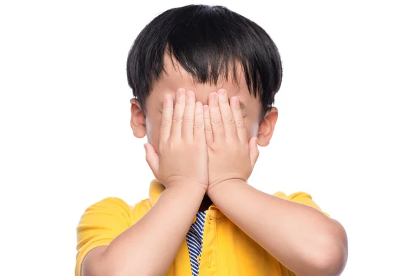 Genç Asyalı Çocuk Utangaç Korkmuş Gözlerini Elleriyle Sakladı — Stok fotoğraf